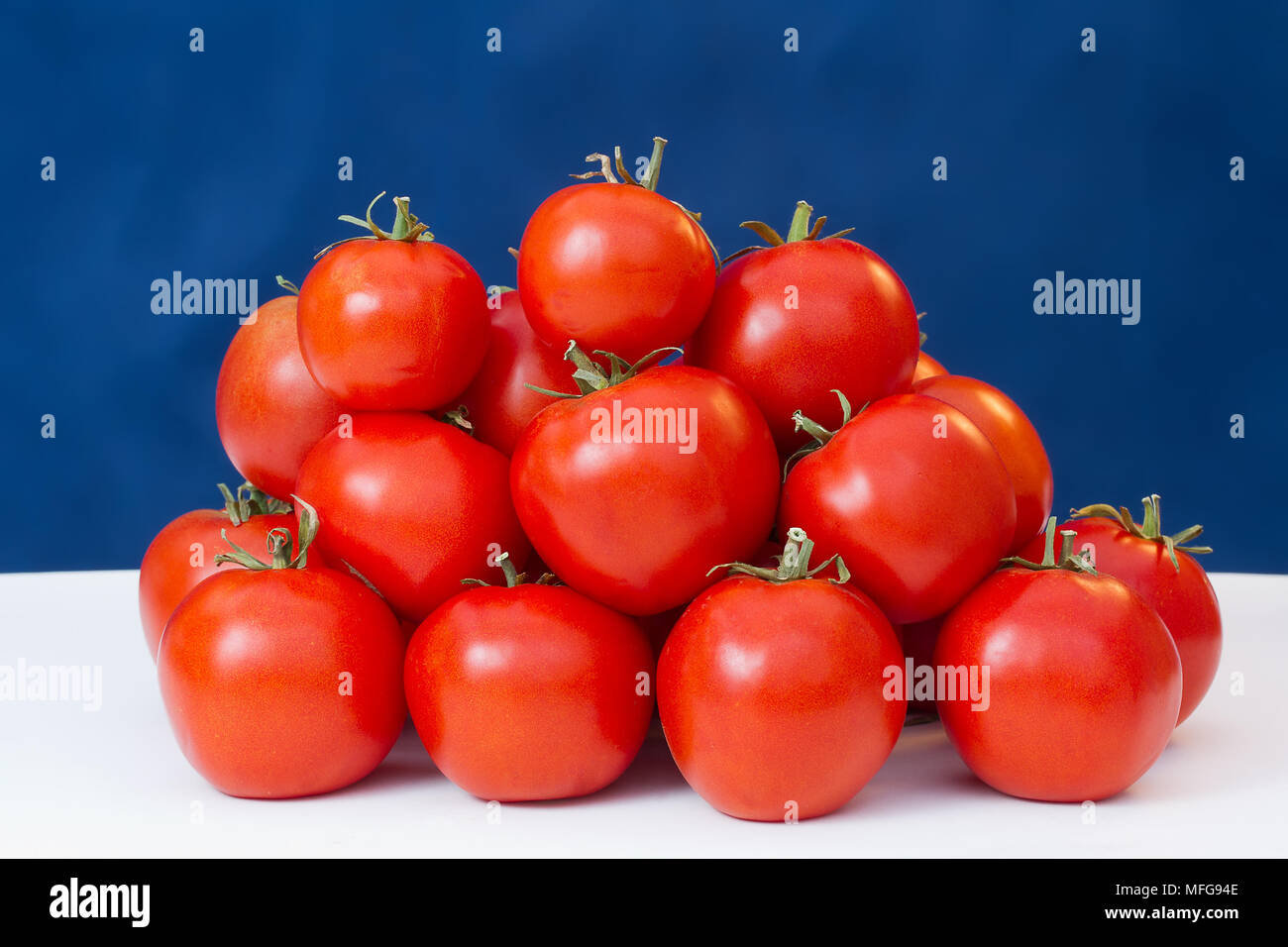 Strauß roter reife Tomaten auf einem Tisch Stockfoto