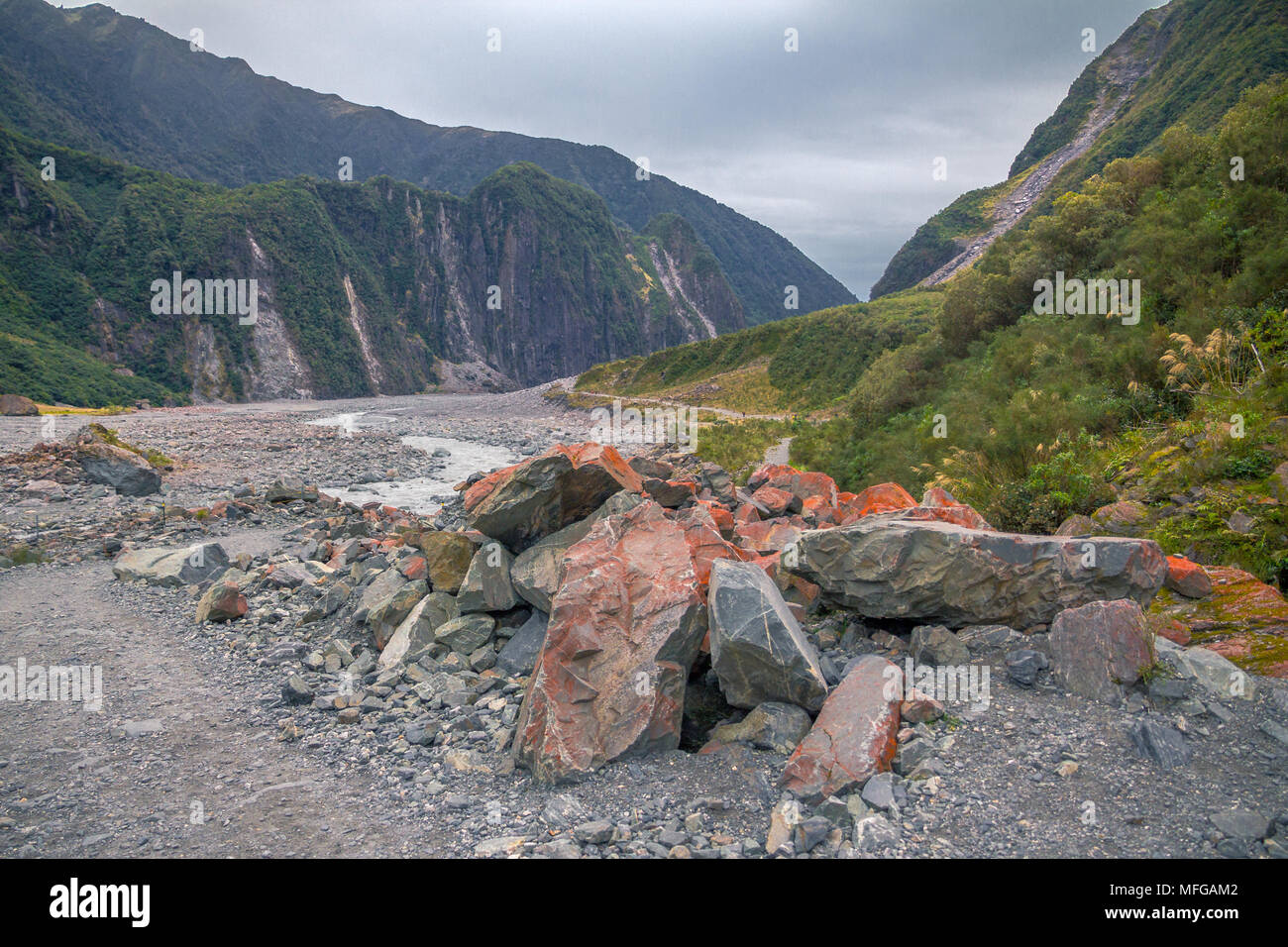 Wanderweg zu den Fox Gletscher in den neuseeländischen Südalpen führt durch U-förmiges Tal, das früher von der Gletscher geschnitzt aber jetzt durch einen Fluss belegt Stockfoto