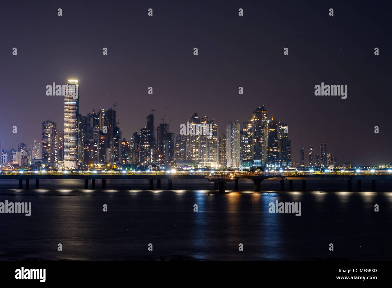 City Skyline bei Nacht - modernes Stadtbild von Panama City bei Nacht beleuchteten Wolkenkratzer Gebäude - glühende Lichter der Stadt Stockfoto
