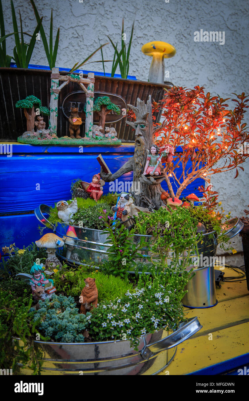 Miniatur magische geheimnisvolle Fairy Garden auf einer Terrasse in einem vergossenen Container Stockfoto