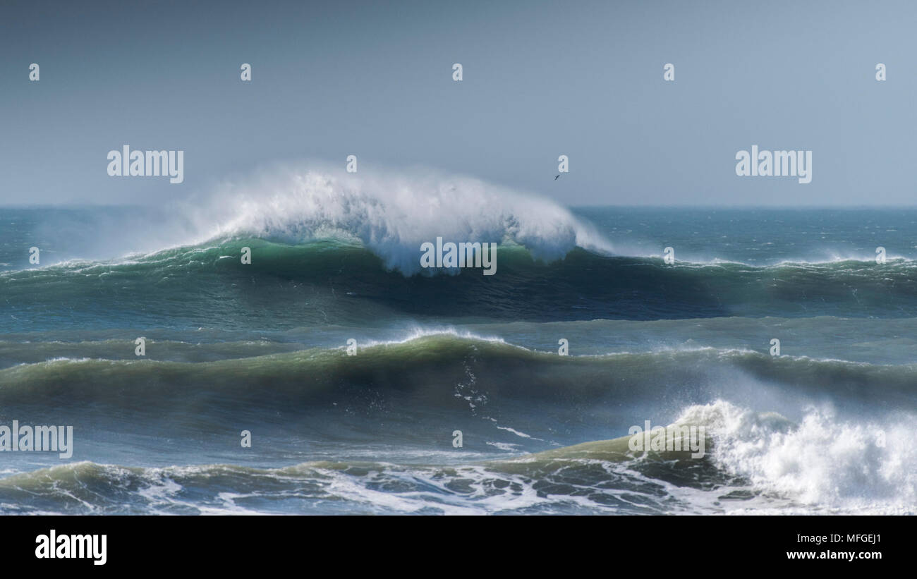 Große Wellen auf den Fistral an der Küste von North Cornwall. Stockfoto