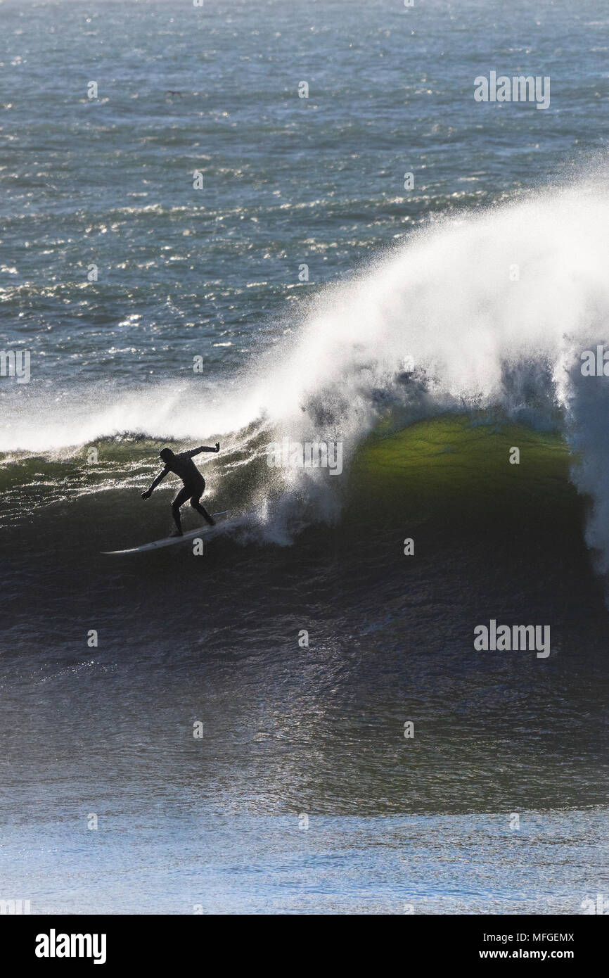 Ein Surfer, der cribbar vor der Küste von Newquay in Cornwall. Stockfoto