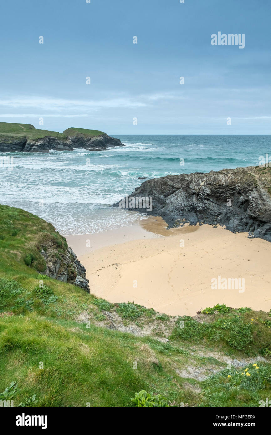 Eine kleine einsame Bucht bei Treyarnon Bay an der Küste von North Cornwall. Stockfoto