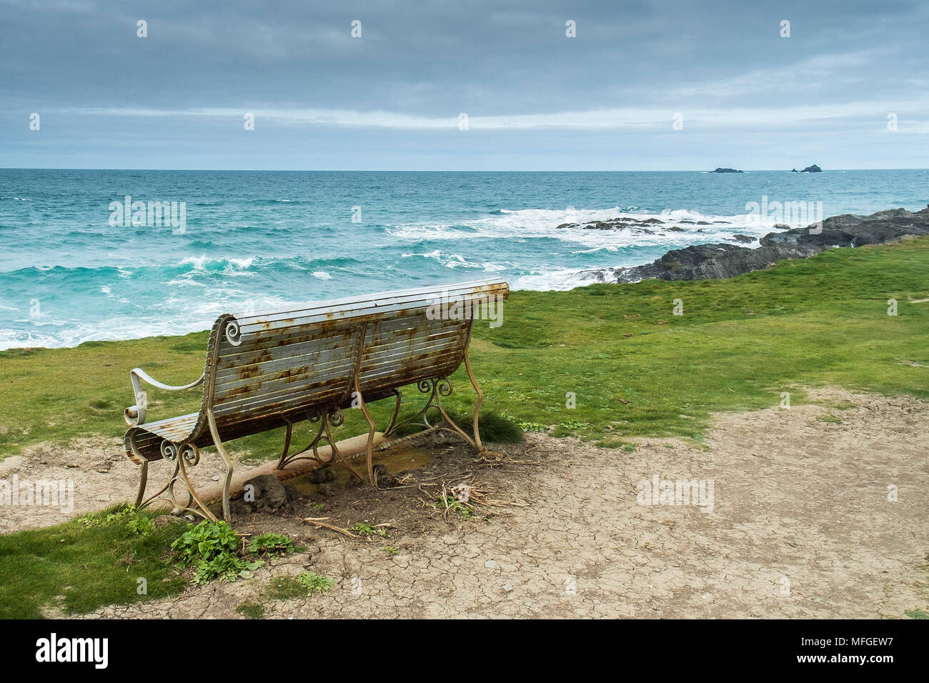 Ein reich verzierten schmiedeeisernen Sitzbank an der Küste mit Blick auf das Meer an der Küste von North Cornwall. Stockfoto