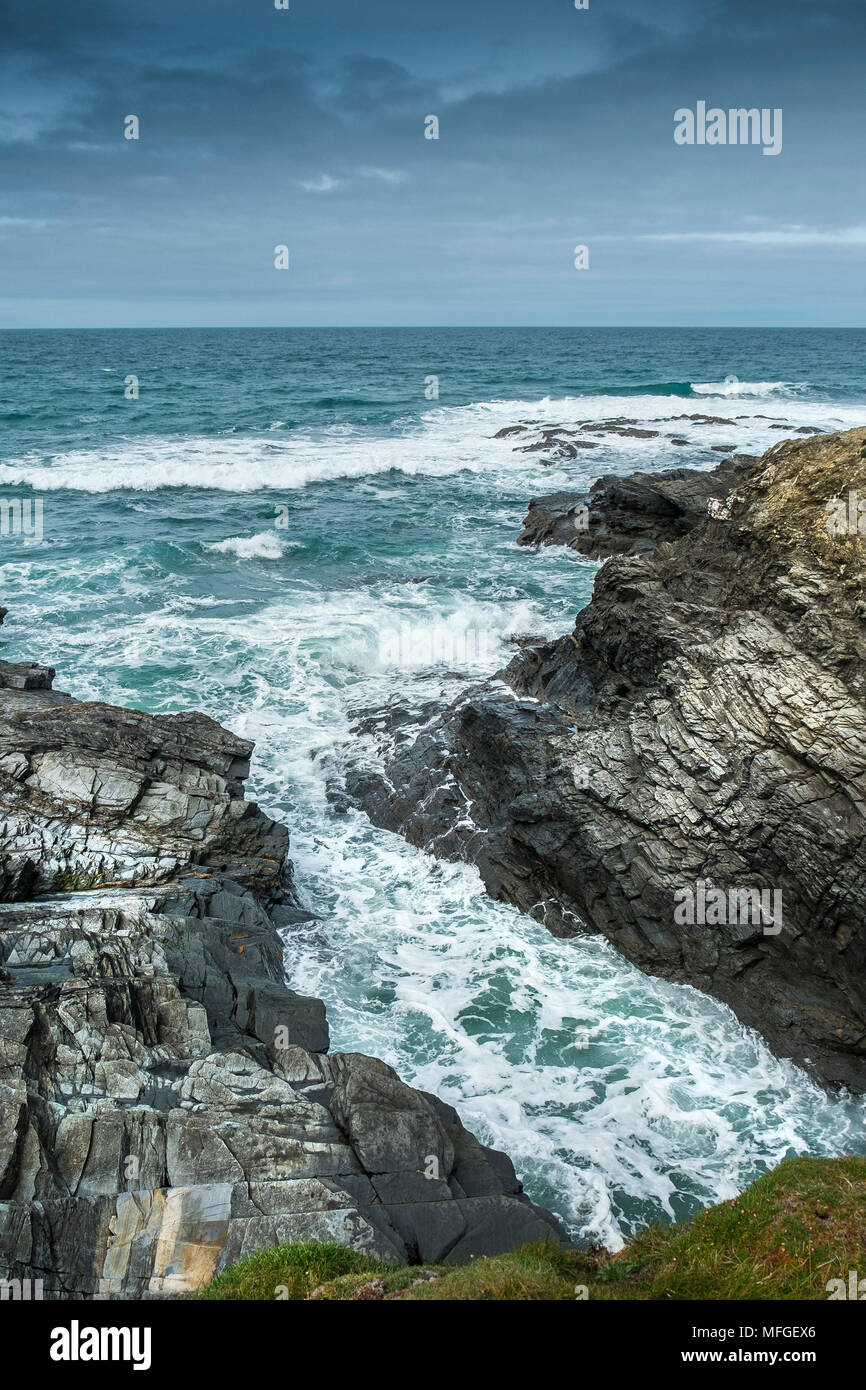 Schiefergestein auf der nördlichen Küste von Cornwall. Stockfoto