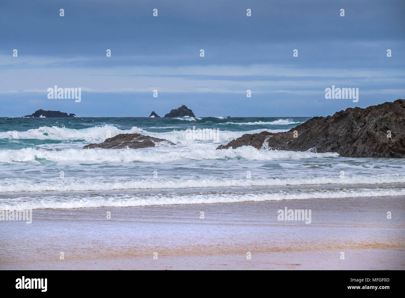 Quies kleine felsige Insel vor der Küste von Treyarnon Bay an der Küste von North Cornwall. Stockfoto