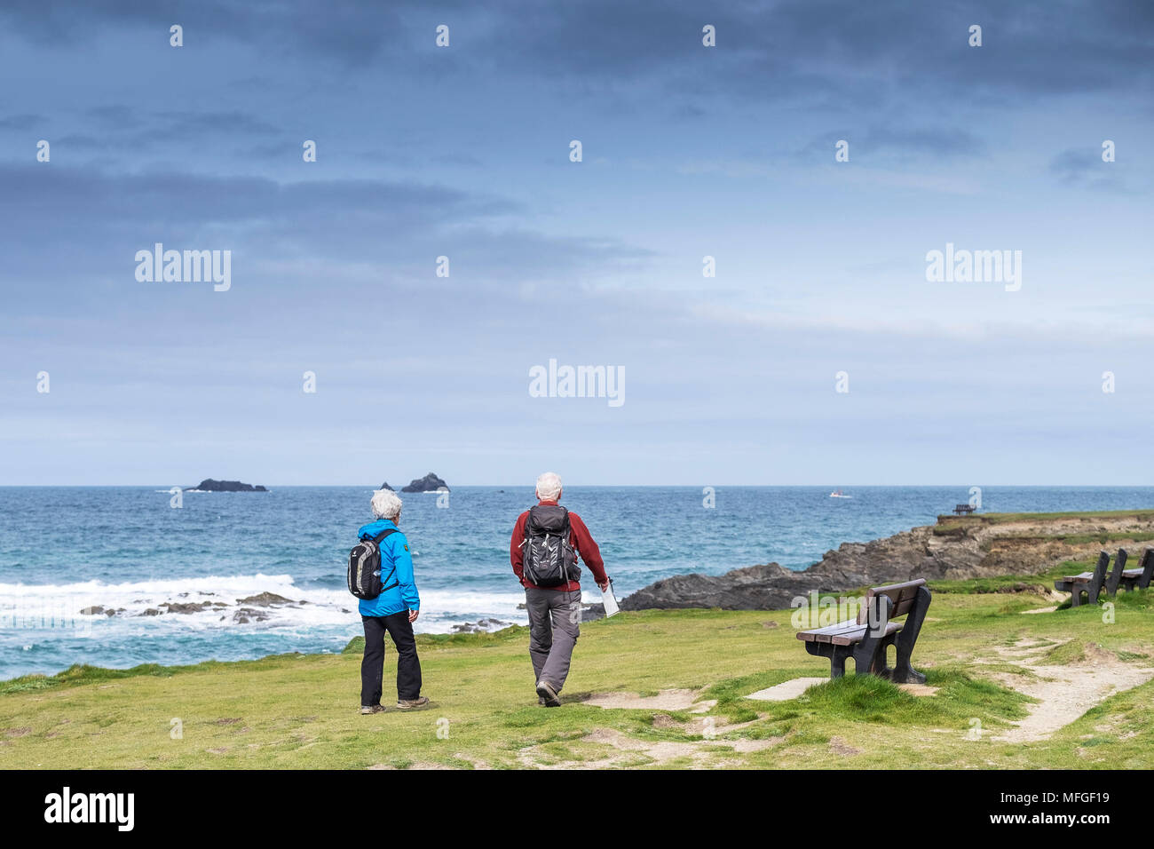 Zwei reife Wanderer auf dem Küstenweg an Treyarnon Bay in Cornwall. Stockfoto