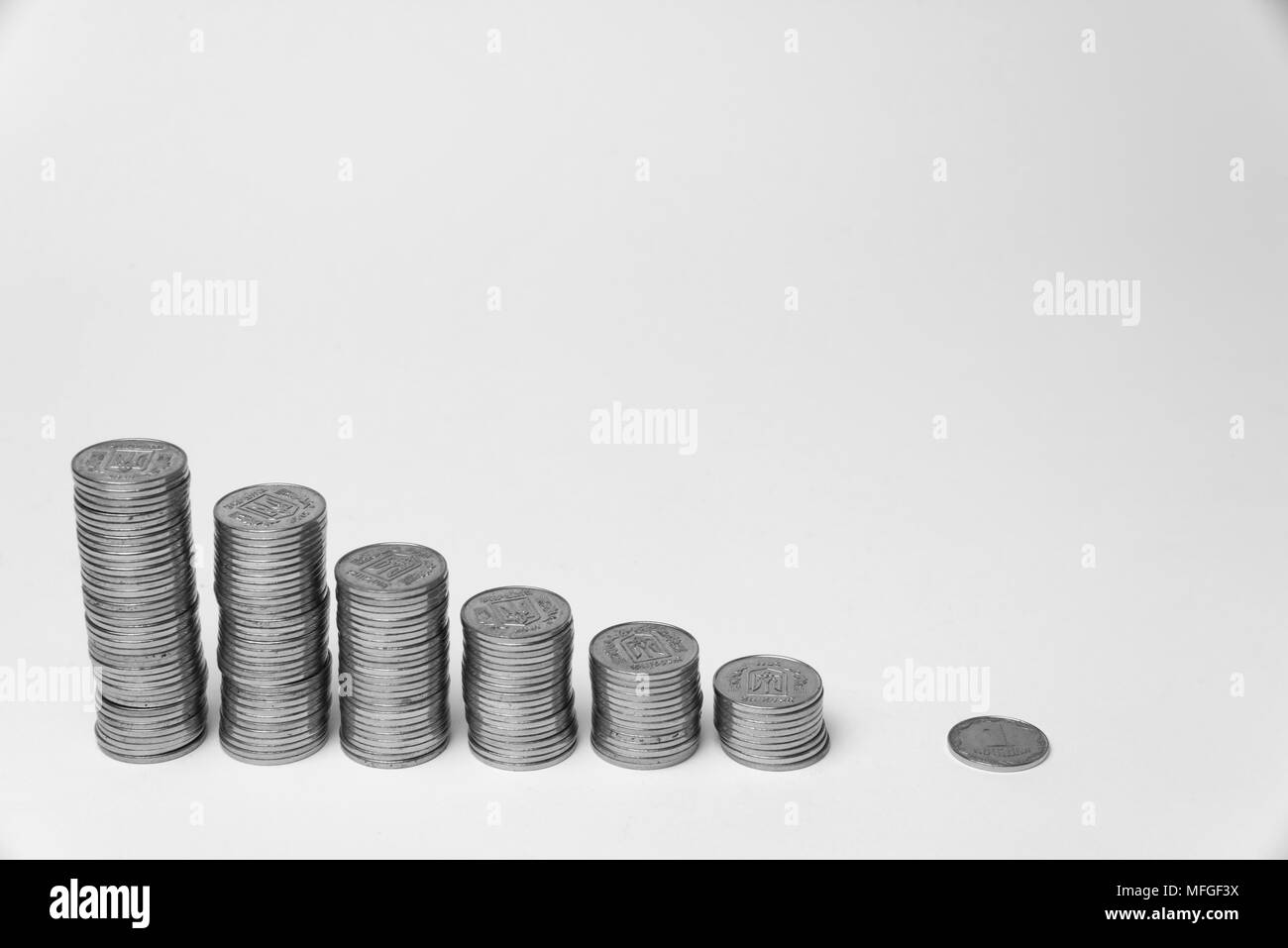 Ukrainische Münzen in Stapeln auf einem weißen Hintergrund gestapelt Stockfoto
