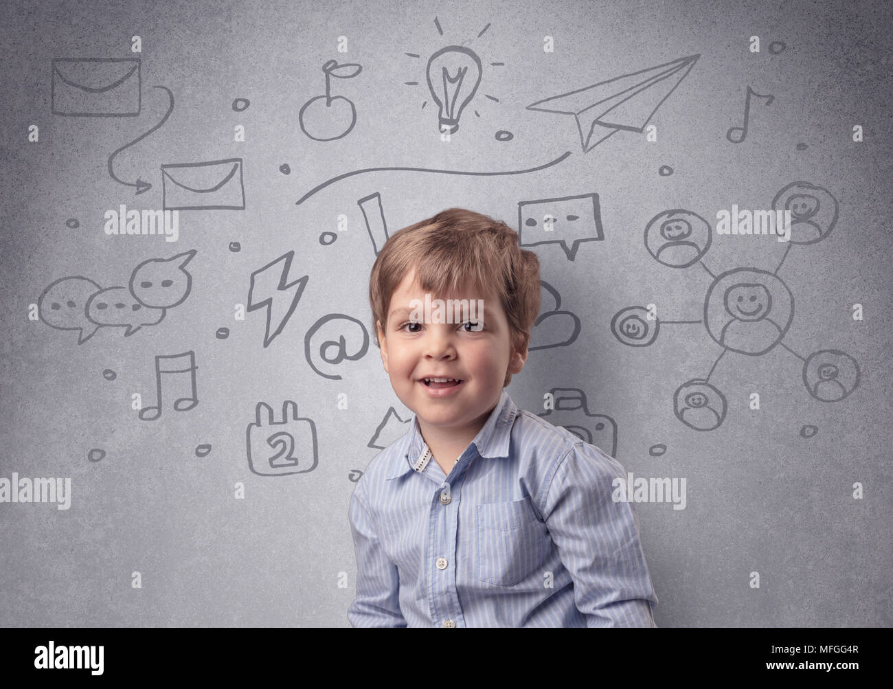 Smart little Junior vor einer grauen Wand aufgestellt mit kindlicher Konzept Stockfoto