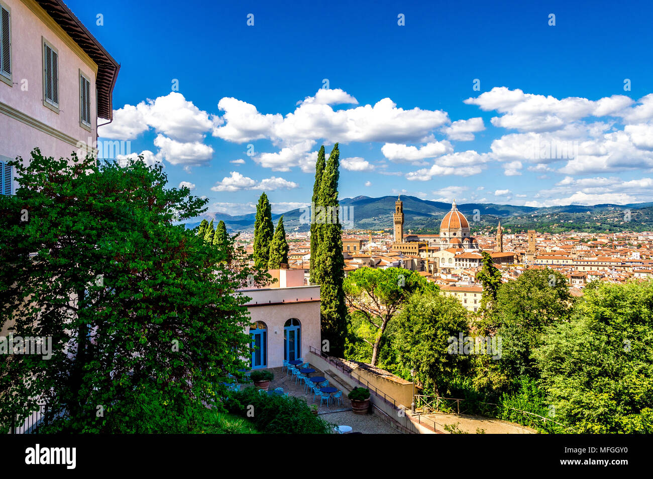 Die Kathedrale von Florenz und der Dom, sticht über den Dächern unter den anderen mittelalterlichen Gebäuden hervor, die von den Boboli-Gärten aus betrachtet werden. Stockfoto