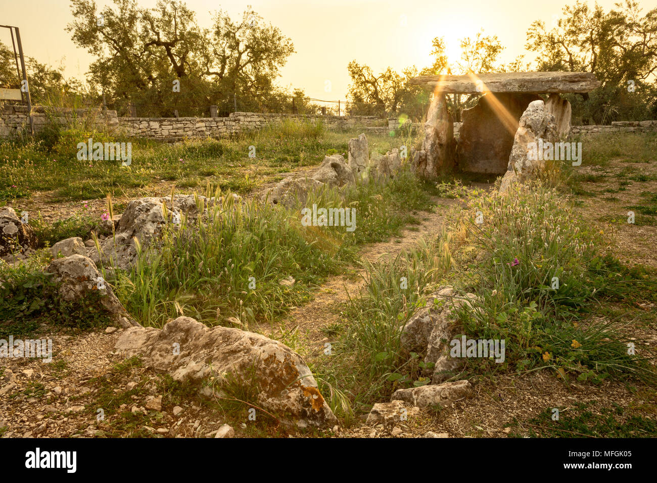 Dolmen Della Chianca bei Sonnenuntergang, eine prähistorische Gebäude in Bisceglie, Apulien, Italien Stockfoto