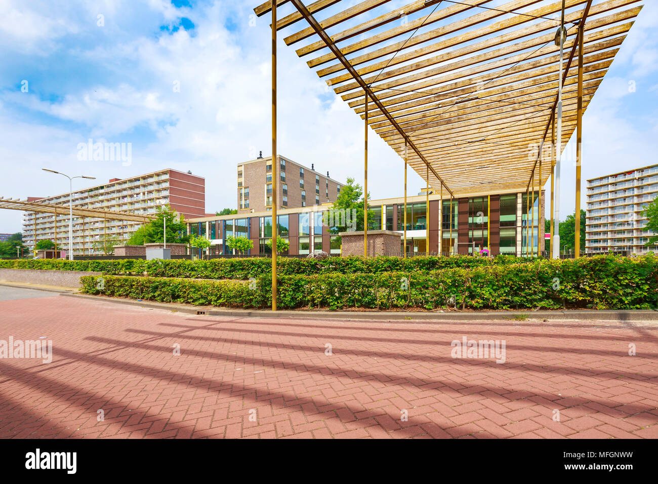 Elementry Schule in einer Nachbarschaft mit großen Apartment Gebäude im Hintergrund an einem sonnigen Tag im Sommer, keine Menschen. Palenstein Bezirk, Zoetermeer Stockfoto