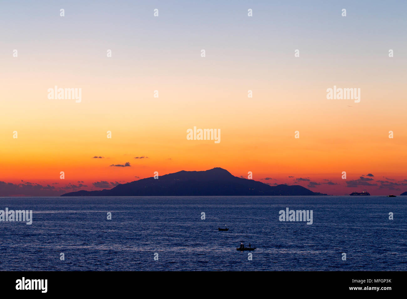 Sonnenuntergang über der Insel Capri, die Halbinsel von Sorrent, Italien, Tyrrhenische Meer, Mittelmeer Stockfoto