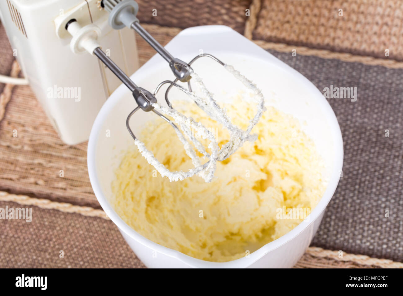 Schneebesen Und Eier in Schüssel Butter Auf Holztisch Flach Legen Stockfoto  - Bild von tabelle, nahrung: 252081610