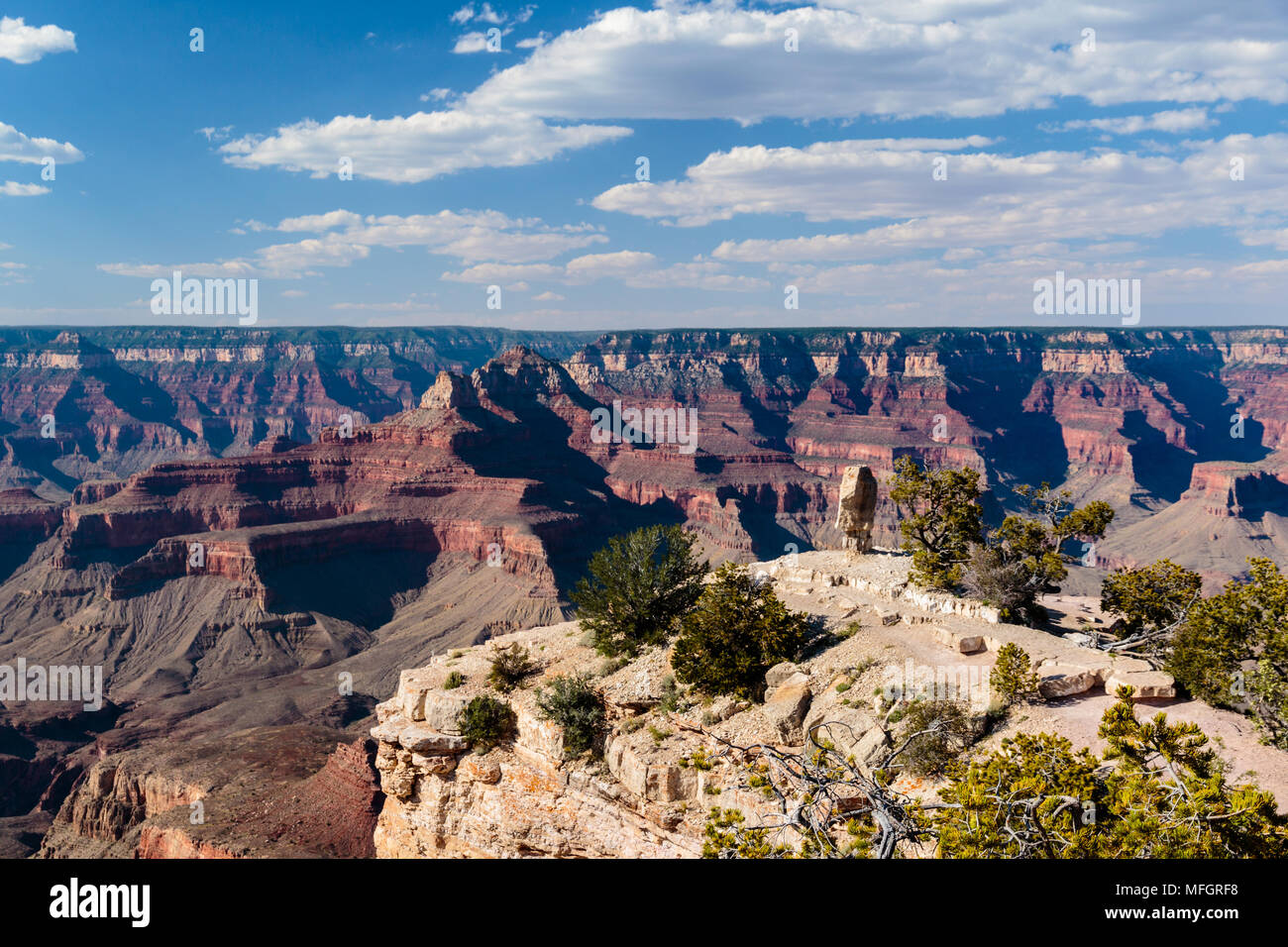 Blick auf den Grand Canyon von Grandview Point. Der Rim-Projektion mit einem vertikalen Standing Stone backdropped durch das tiefe Rot Wand der North Rim. Stockfoto