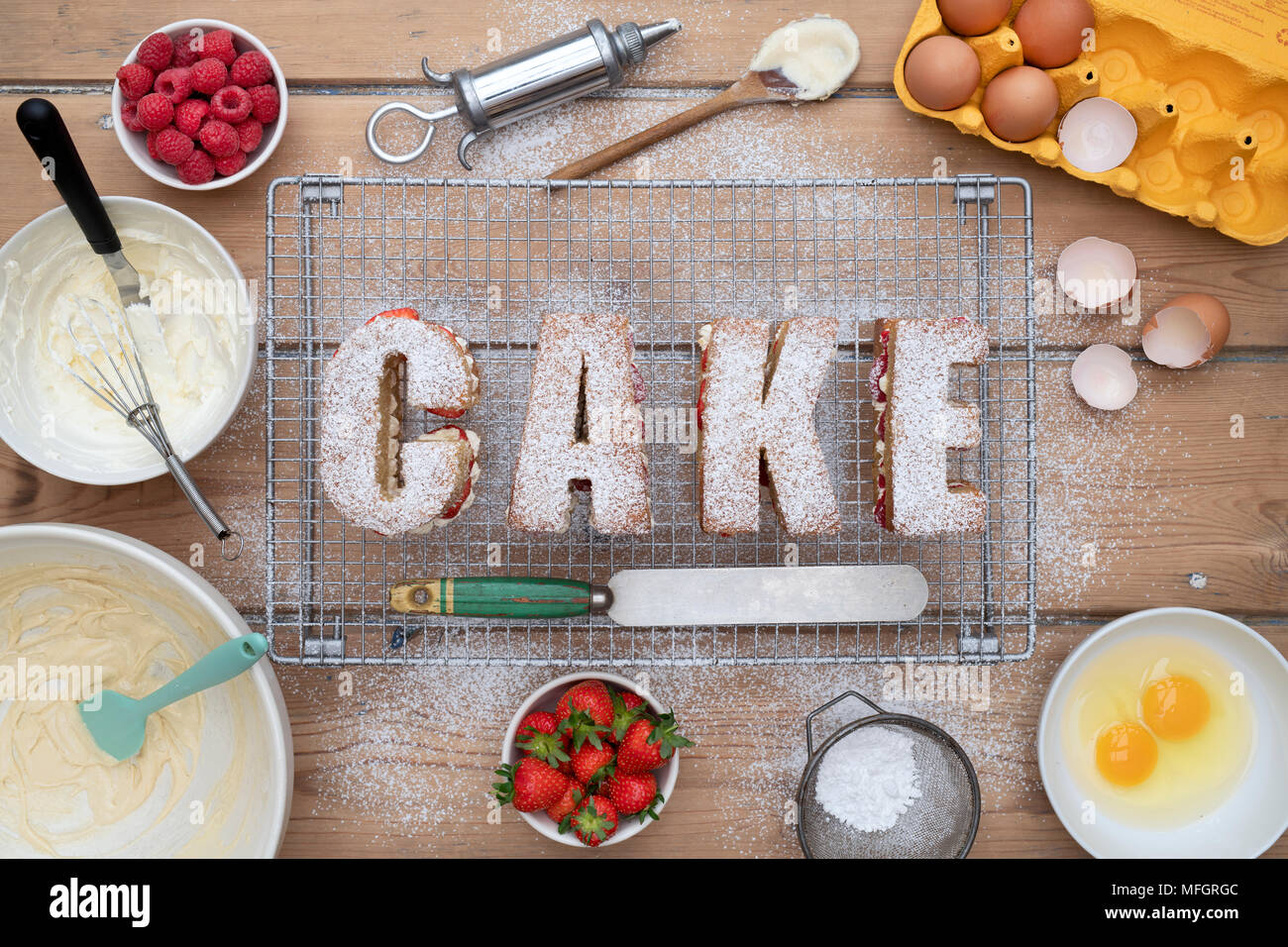 Victoria Himbeere und Erdbeere Sahne Schwamm Kuchen Rechtschreibung das Wort Kuchen mit Zutaten von oben. Muster Stockfoto