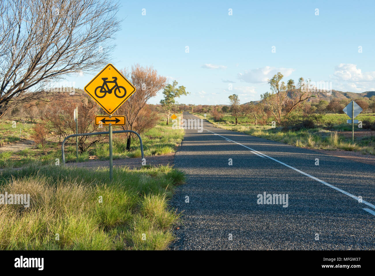 Fahrrad Road Sign. Auf der Straße von Simpsons Gap. Alice Springs, Northern Territory Stockfoto