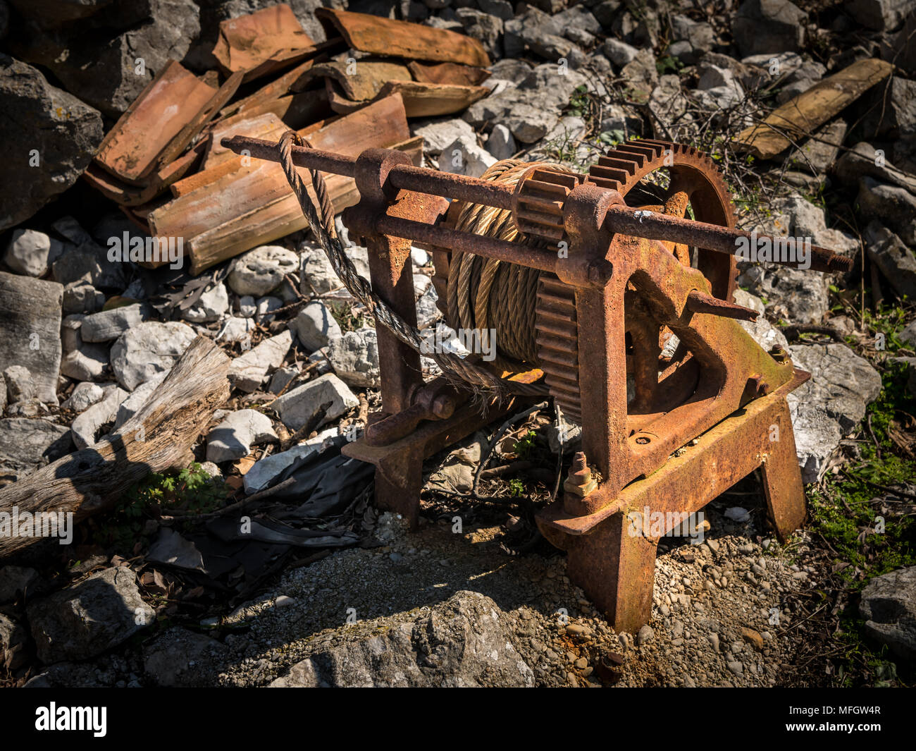 Alten rostigen Gerät zum Herausziehen Boote aus dem Wasser, Strand in Kroatien Stockfoto