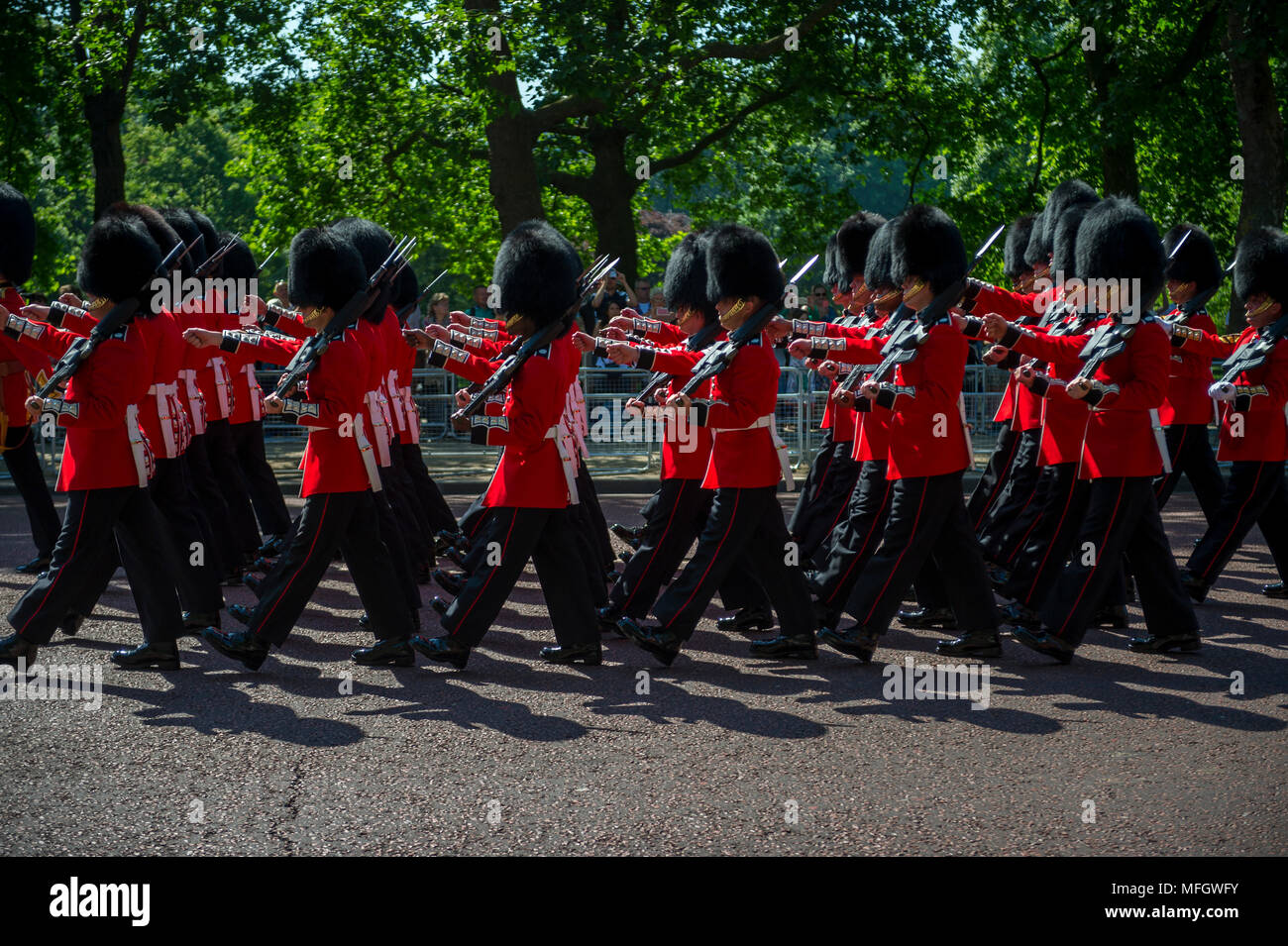 LONDON - 17. Juni 2017: Royal Guards in traditionellen Rotröcke und Bären Fell Busby Hüte in Formation auf der Mall in einem Trooping marschieren die Farbe Parade o Stockfoto