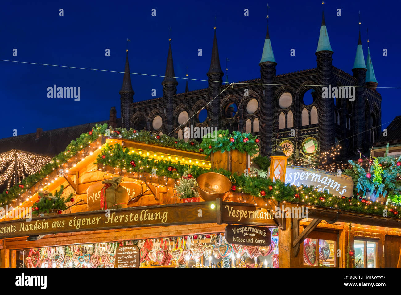 Weihnachtsmarkt auf dem Rathausplatz in der Dämmerung, Lübeck, Schleswig-Holstein, Deutschland, Europa Stockfoto