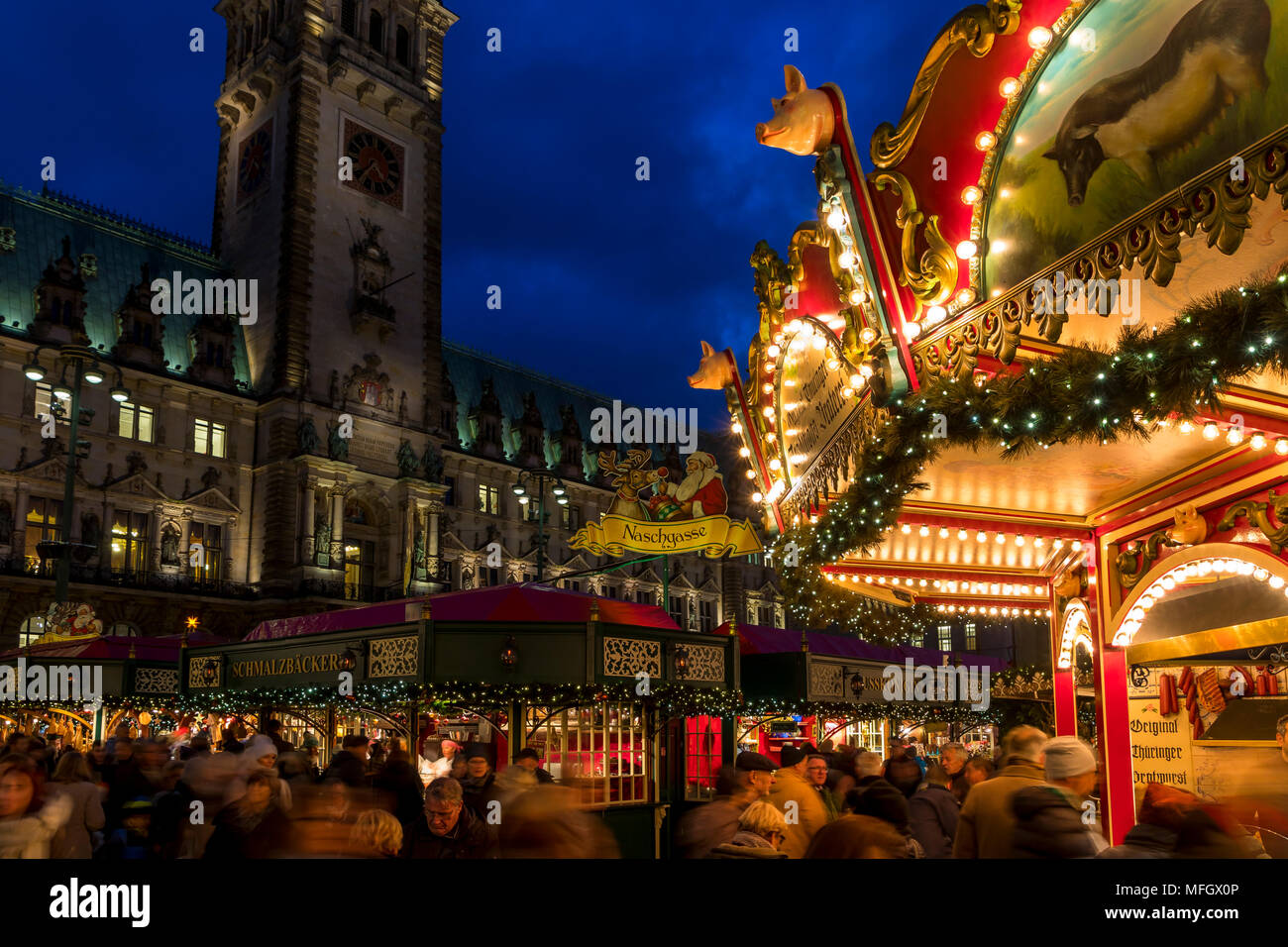 Weihnachtsmarkt vor dem Rathaus in der Dämmerung, Hamburg, Deutschland, Europa Stockfoto