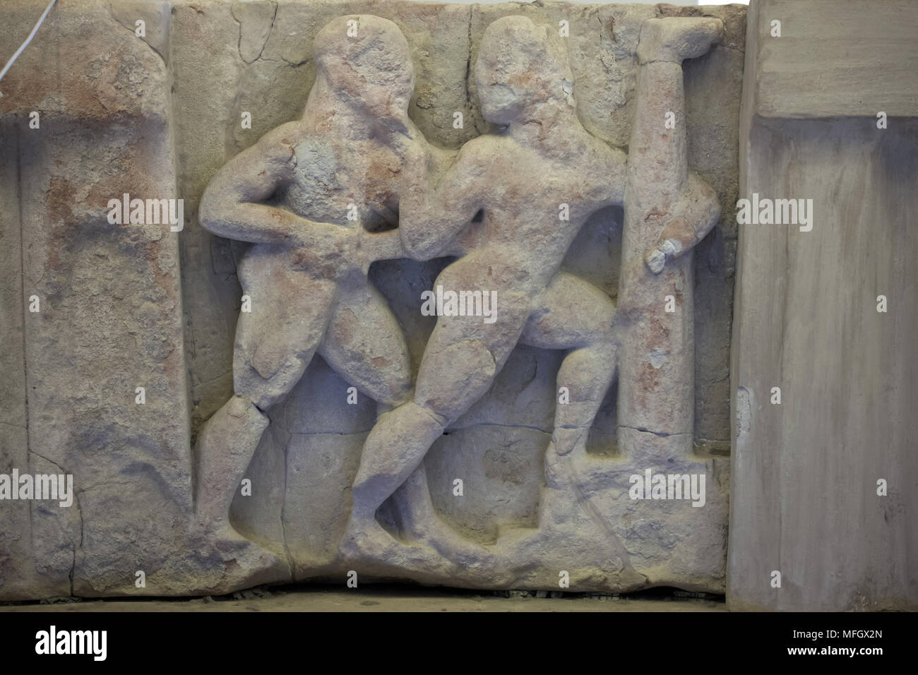 Orest tötet Aegisth. Archaische Sandstein metope aus dem Heraion (Erste Tempel der Hera) in Foce del Sele aus der Mitte des 6. Jahrhunderts v. Chr. datiert auf Anzeige im Paestum Archäologischen Museum (Museo Archeologico di Paestum) in Paestum, Kampanien, Italien. Stockfoto