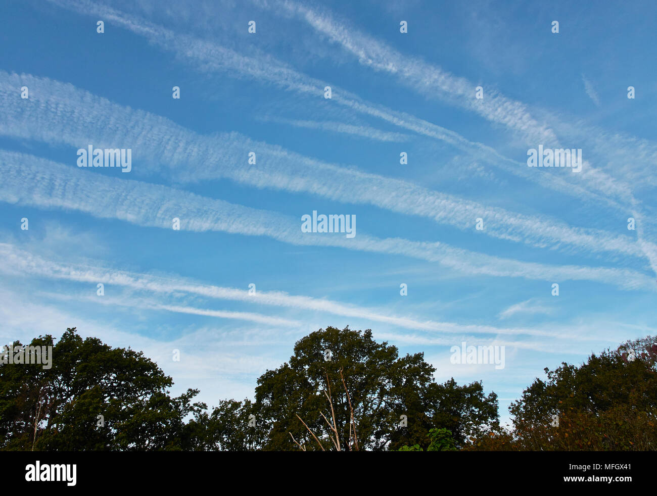 Flugzeuge Wanderwege eine Erinnerung an den Rückgang der Luftqualität in Sussex Stockfoto
