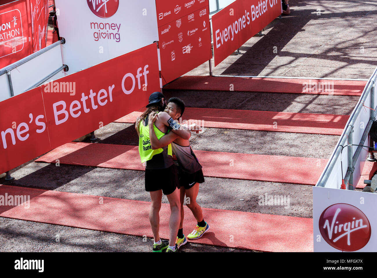 Yap TIEN-FUNG müde und emotionale nach dem Überqueren der Ziellinie in Para-Leichtathletik Marathon World Cup für Männer para-Athleten mit Sehbehinderung Stockfoto