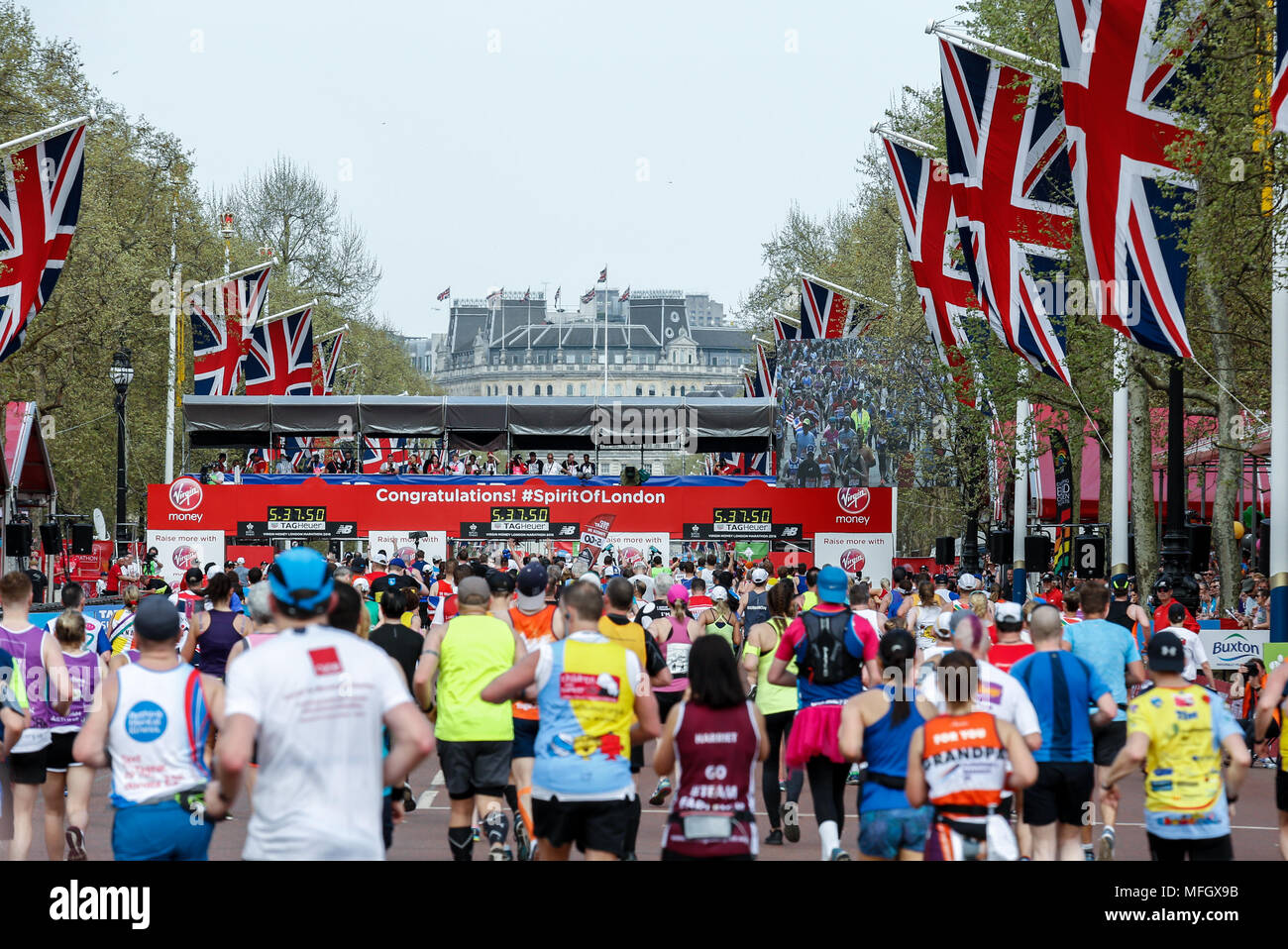 Läufer der Masse Rennen während der Virgin Money London Marathon in London, England am 22. April 2018. Stockfoto