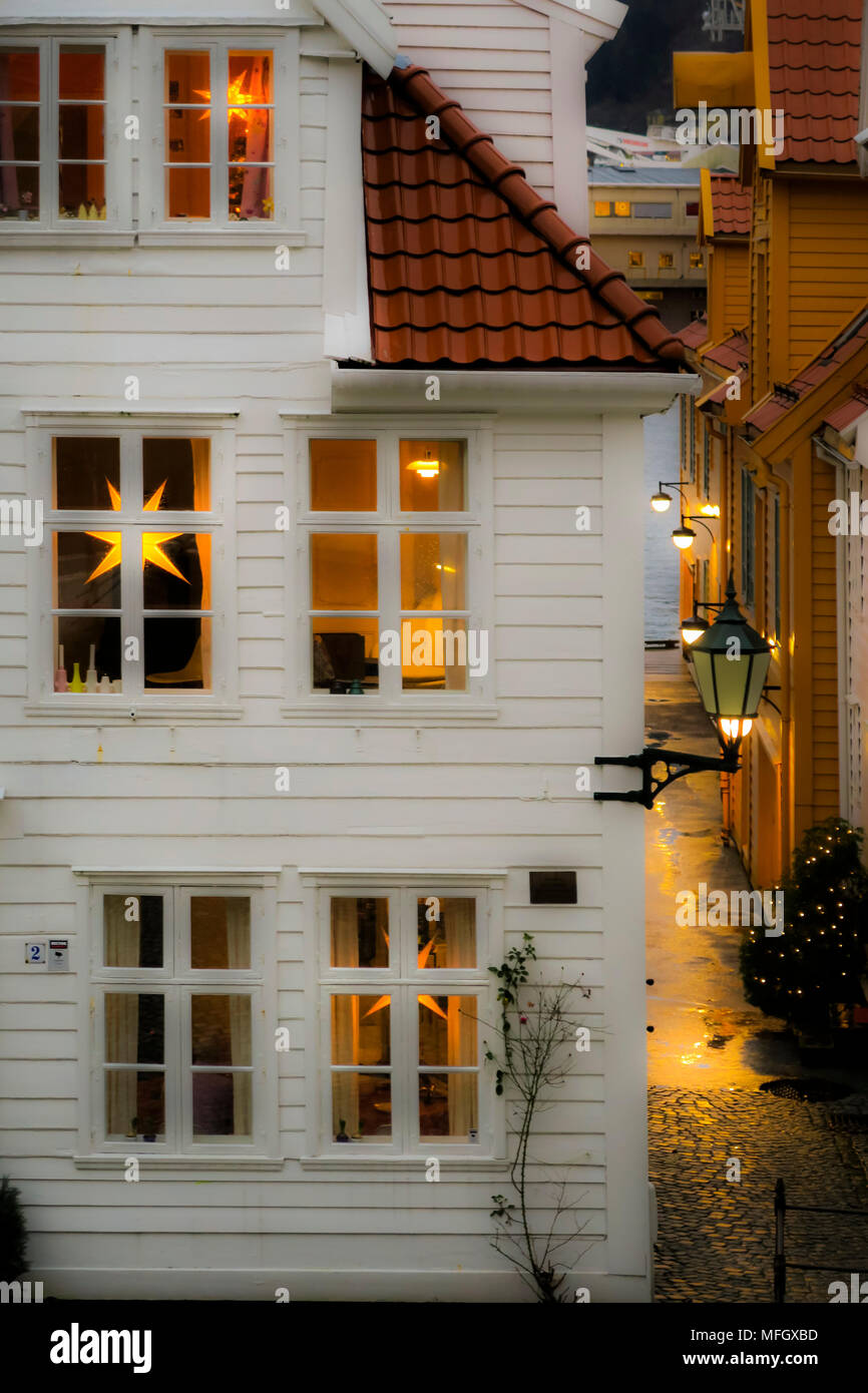 Haus suchen hygge (gemütlich) mit Nordic Christmas Star Laternen auf Tvedtegarden, Sliberget Straße. Bergen, Hordaland, Norwegen, Skandinavien, Euruope Stockfoto