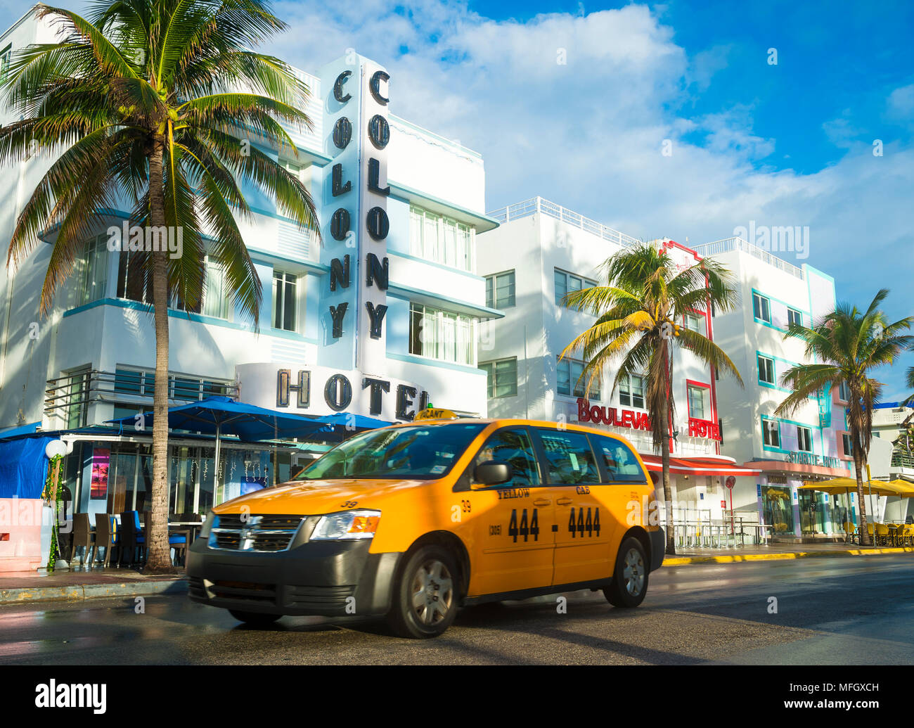 MIAMI - Januar 12, 2018: ein Taxi vorbeifährt iconic Art déco-Hotels am Ocean Drive in South Beach. Stockfoto