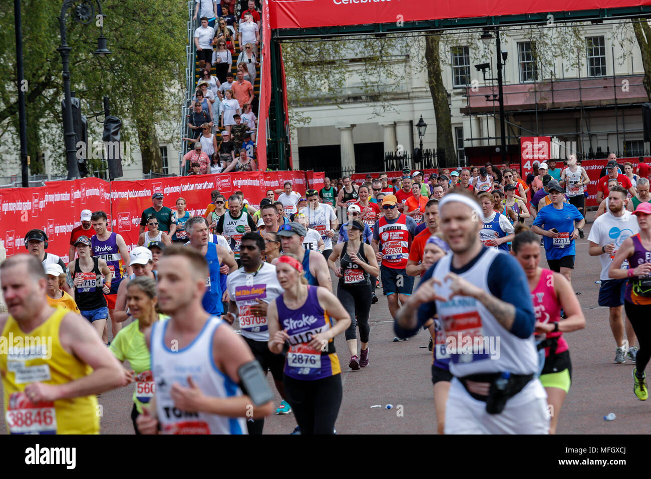 Läufer der Masse Rennen während der Virgin Money London Marathon in London, England am 22. April 2018. Stockfoto