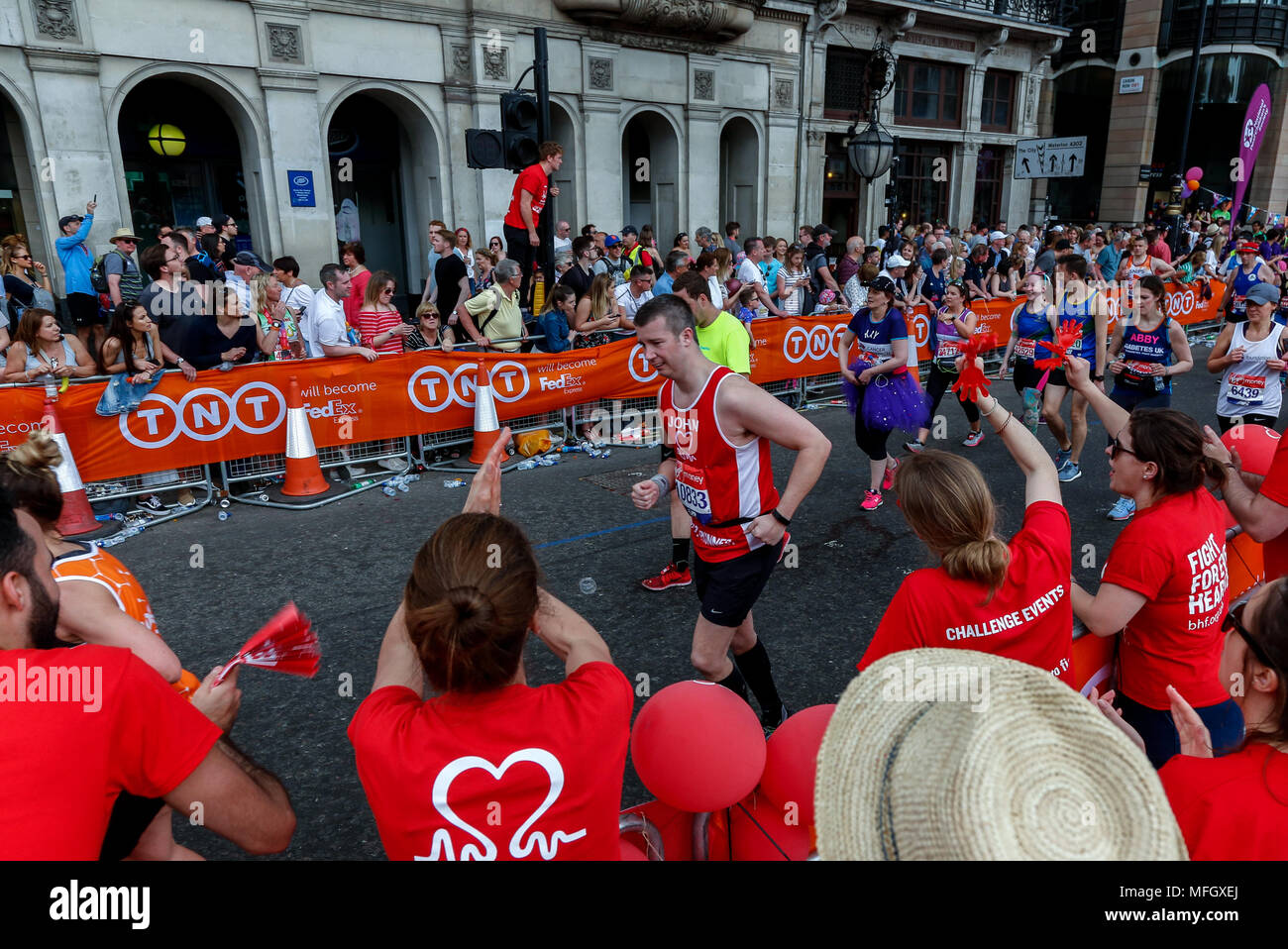 Freiwilligen der British Heart Foundation die Läufer während des Virgin Money London Marathon in London, England am 22. April 2018 unterstützen. Stockfoto