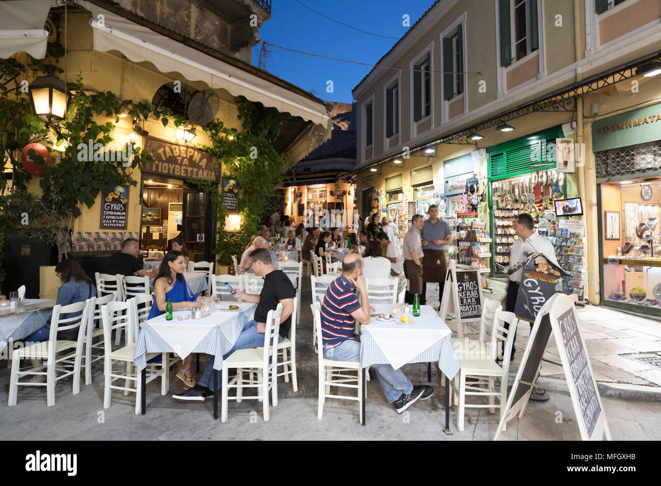 Giouvetsakia Restaurant am Abend auf Adrianou in der Plaka, Athens, Griechenland, Europa Stockfoto