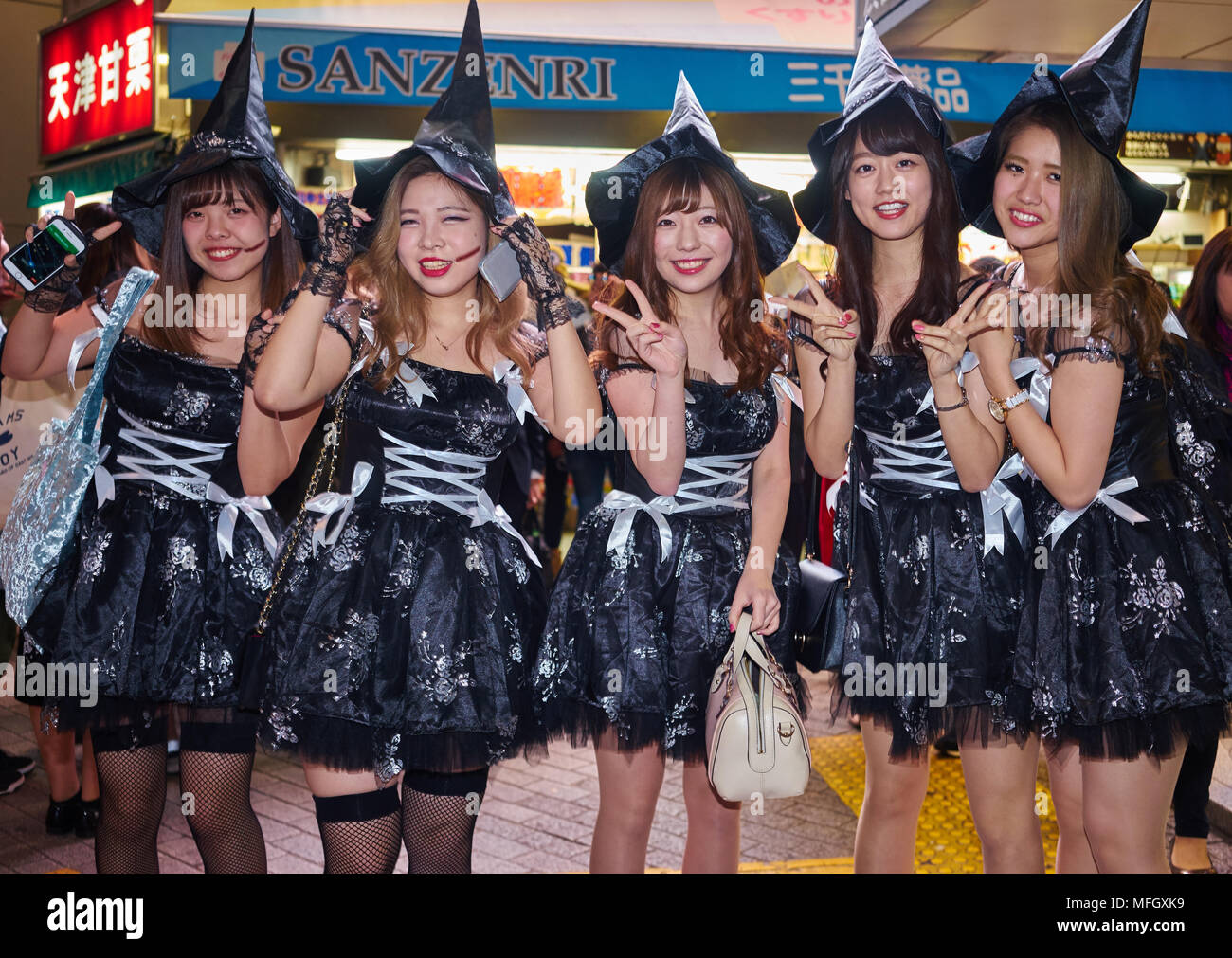 Eine Gruppe von jungen japanischen Mädchen verkleidet als Hexen auf dem Halloween Feiern in Shibuya, Tokio, Japan, Asien Stockfoto