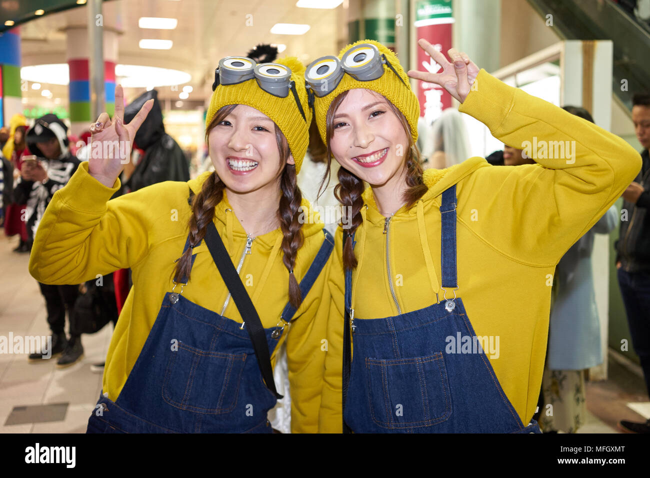 Junge japanische Mädchen gekleidet wie Schergen auf dem Halloween Feiern in Shibuya, Tokio, Japan, Asien Stockfoto