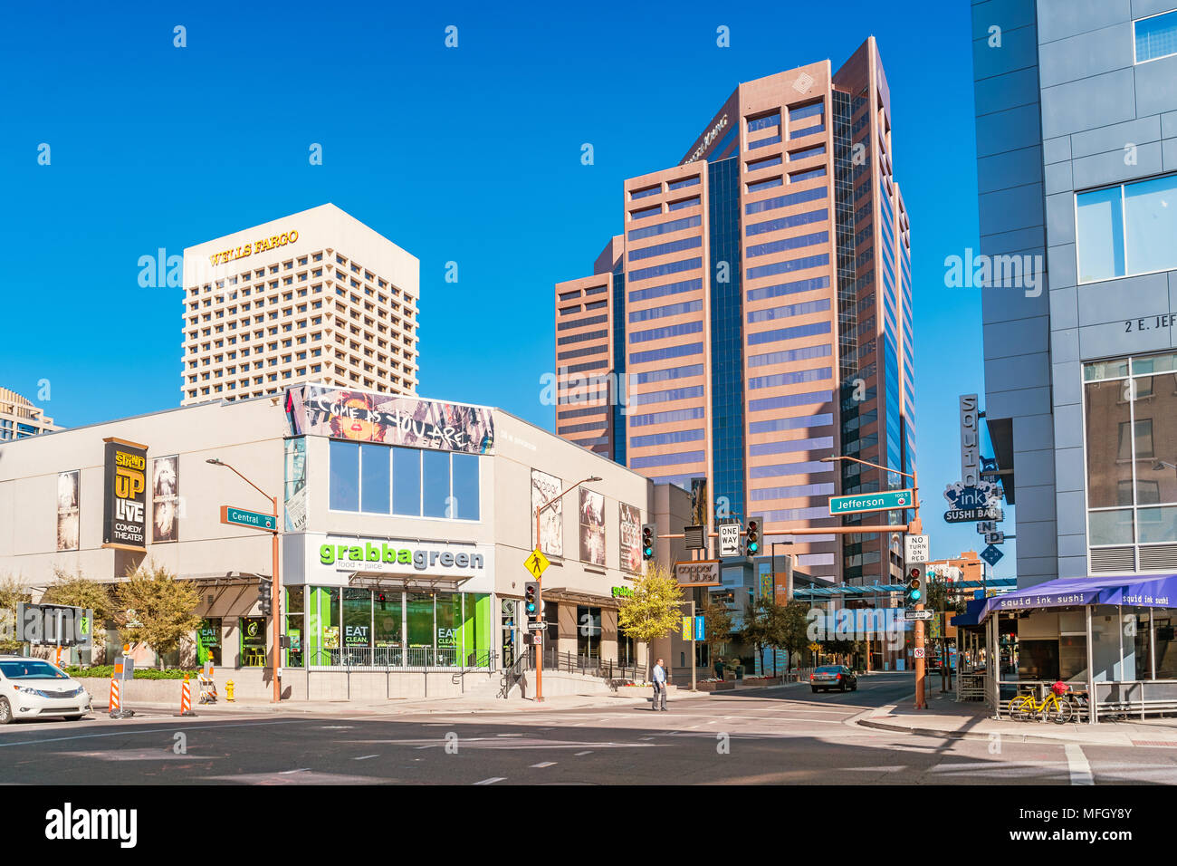 Man überquert die Central Avenue an der Jefferson Street in der Innenstadt von Phoenix Arizona USA an einem sonnigen Tag. Stockfoto