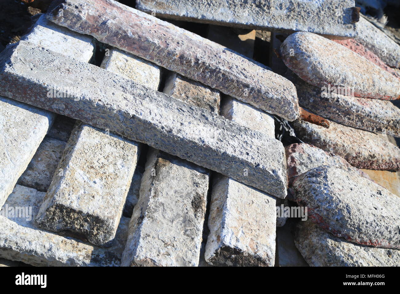 Betonplatten für Schienen übereinander gestapelt. Stockfoto