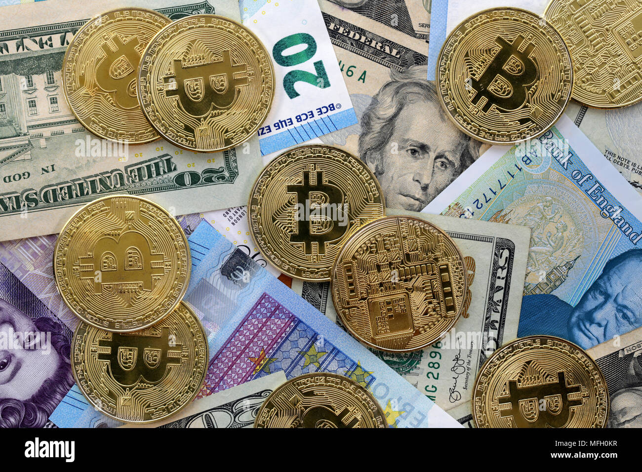Bitcoin goldenen Münzen auf United States US twenty Dollar Bill (20 $), Großbritannien Pfund Sterling Banknoten und EU-Euro-banknoten. Stockfoto