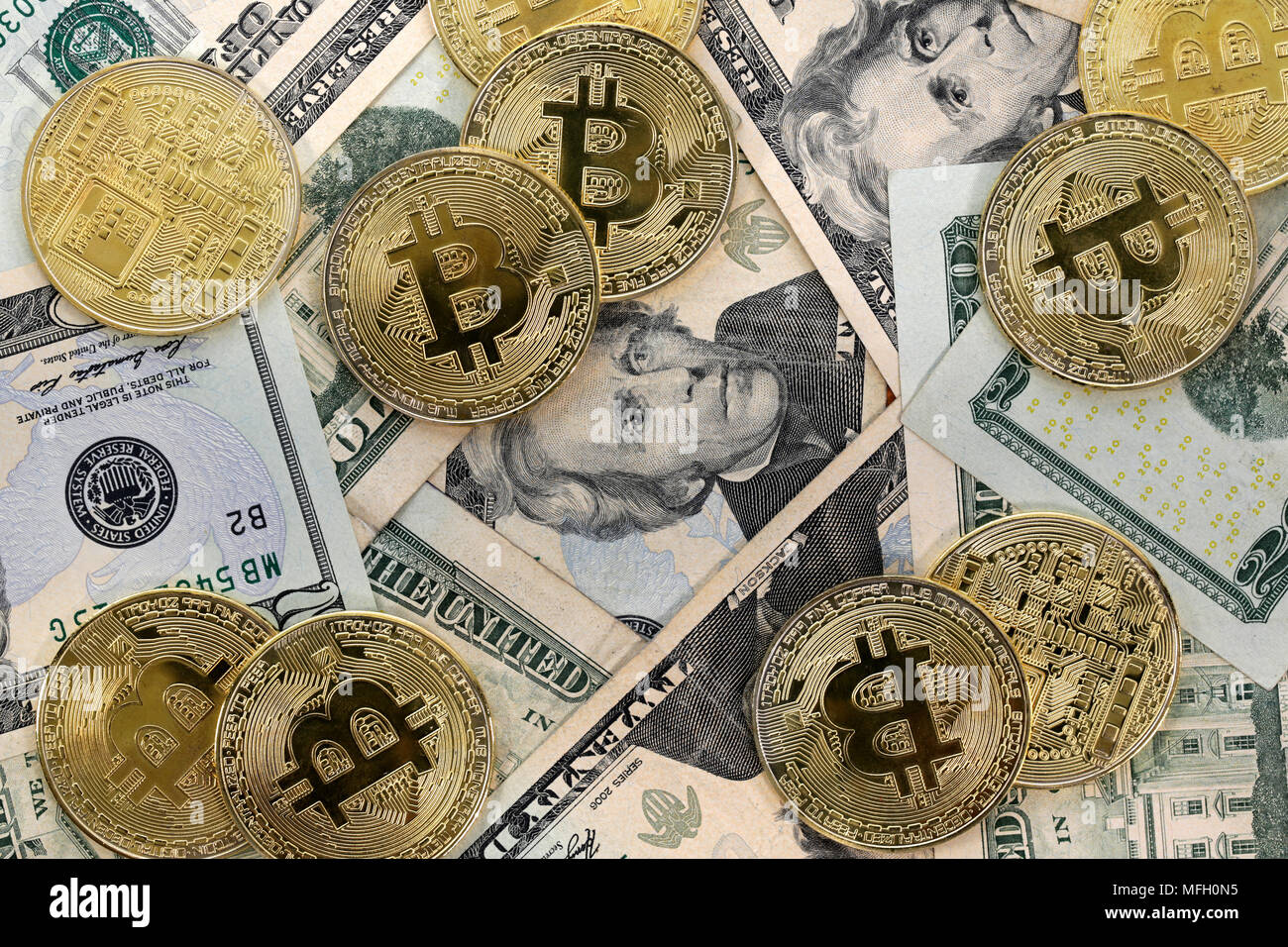 Virtuelle cryptocurrency Geld Bitcoin goldenen Münzen auf United States US 20-Dollarscheine (20 $) mit den Gesichtern von Präsident Andrew Jackson. Stockfoto