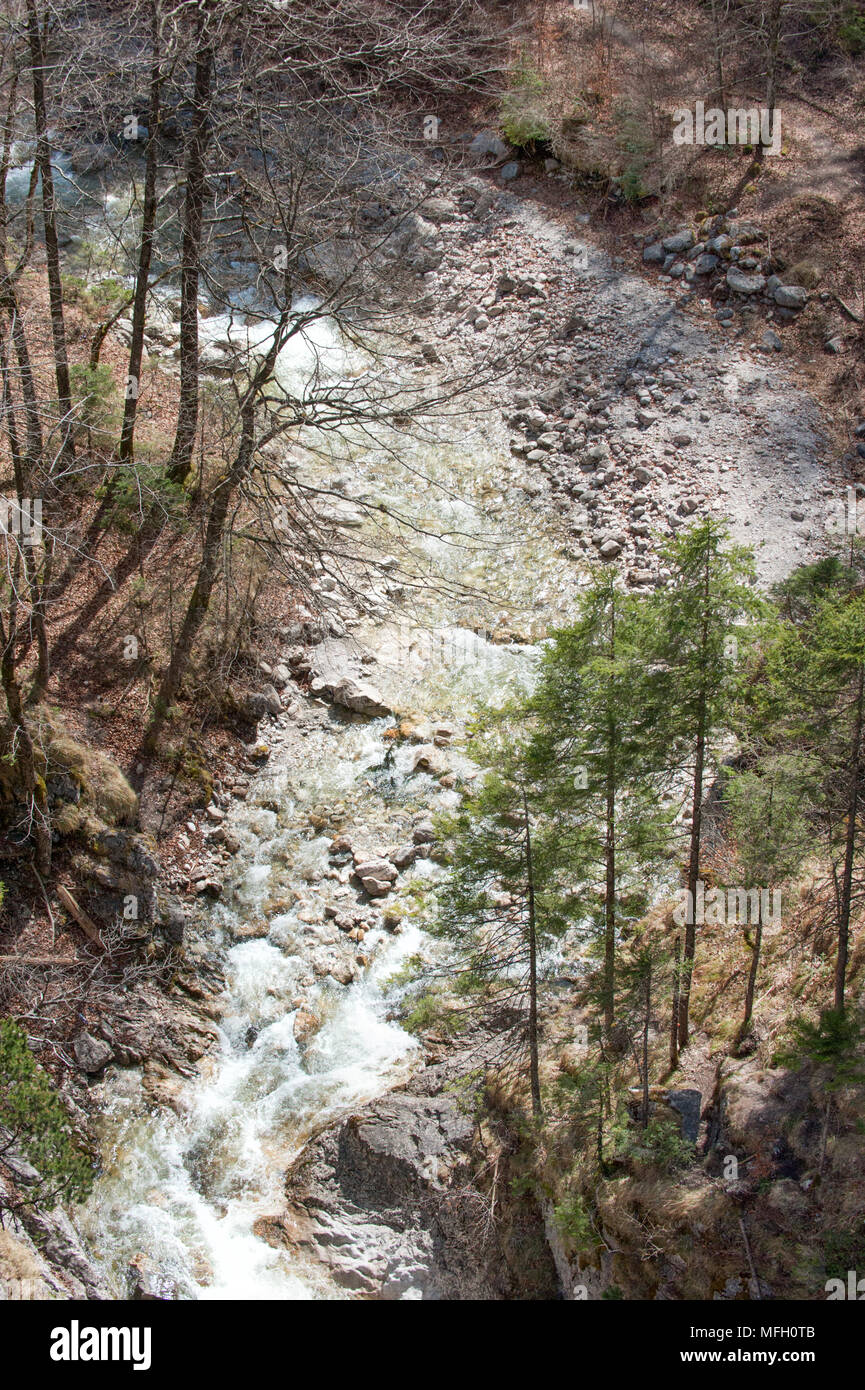 Mountain River mit Stromschnellen, Bayern, Deutschland Stockfoto