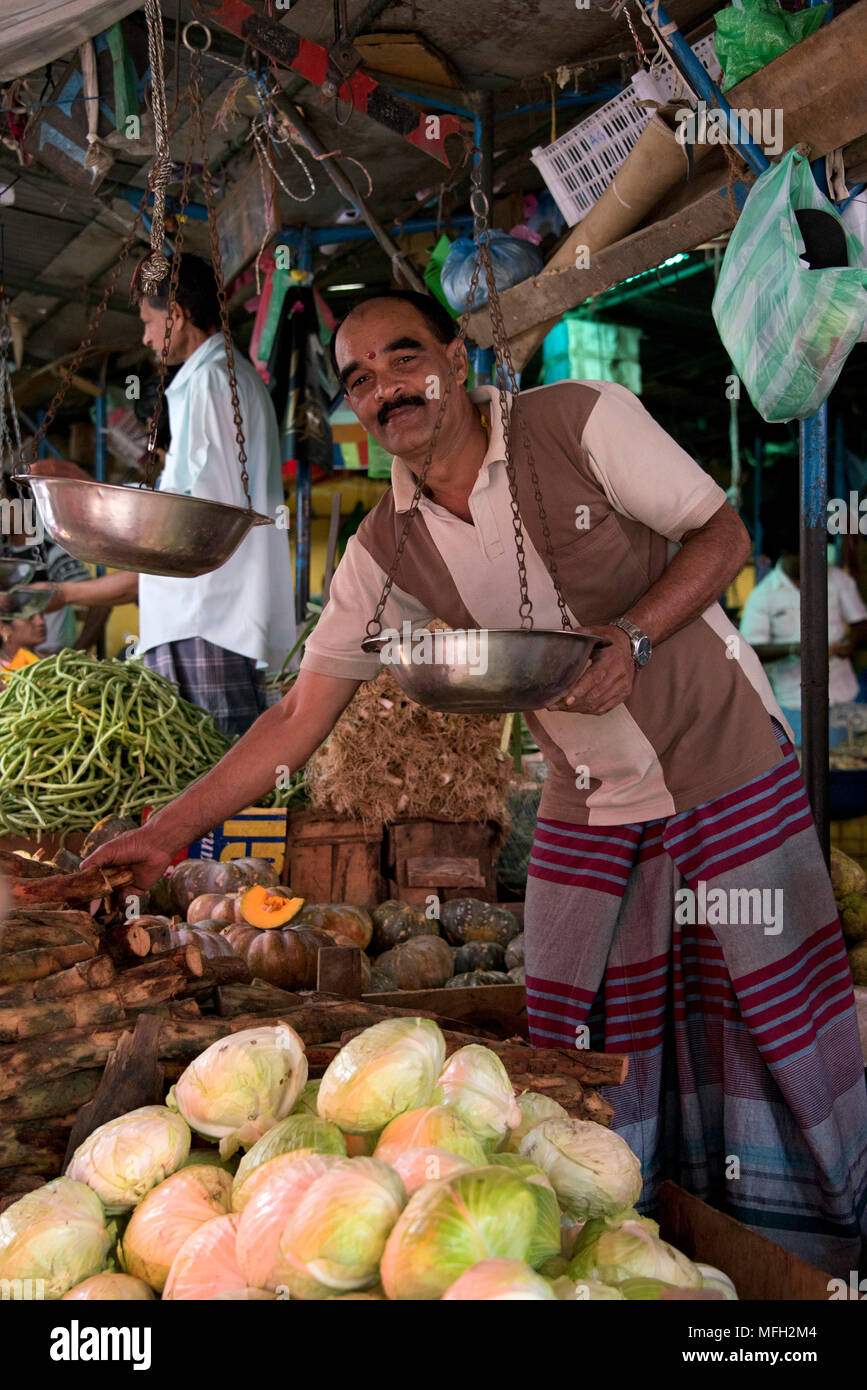 Vertikale Ansicht der täglich Obst und Gemüse Markt in Kandy, Sri Lanka. Stockfoto