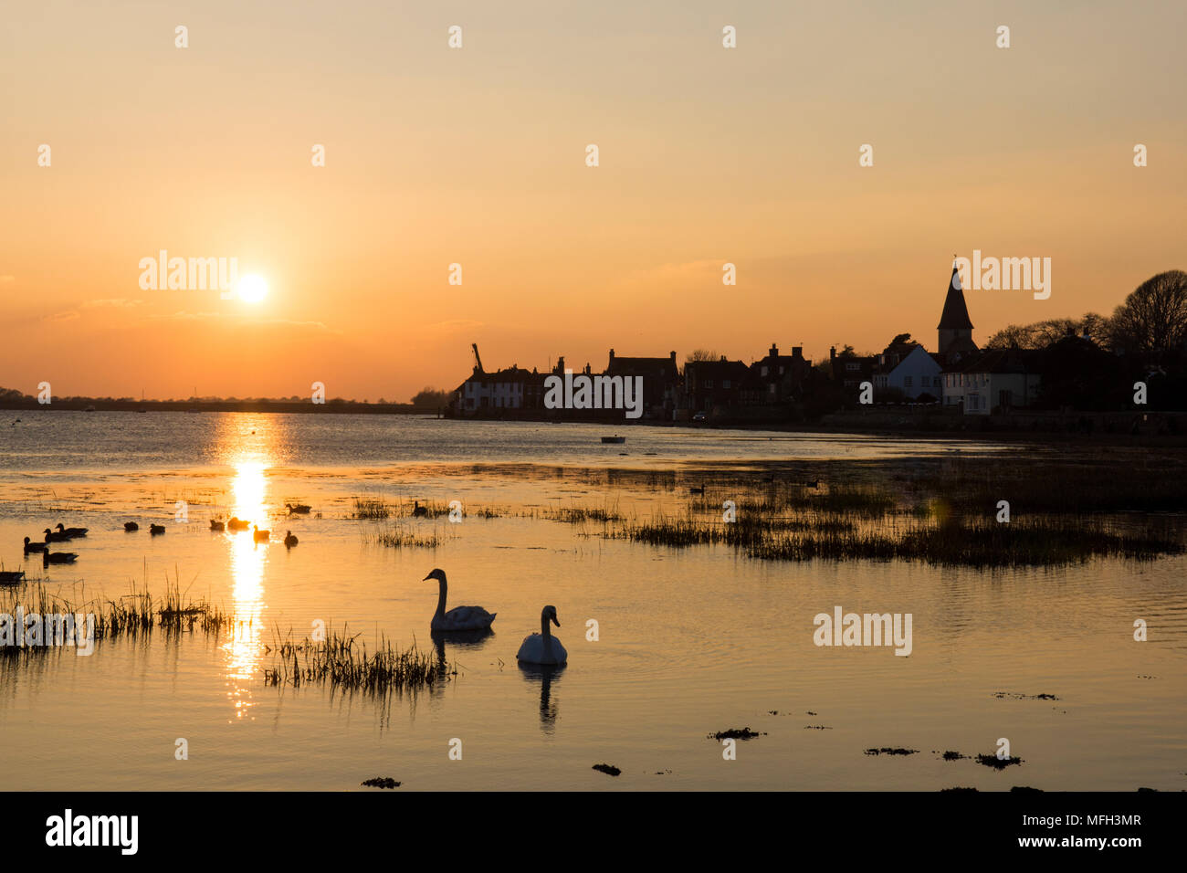 Bosham, Bosham Hafen, Sonnenuntergang, Sonnenuntergang, Meer, Gezeiten in. Sussex, UK. , Dorf, Kirche, Februar Stockfoto