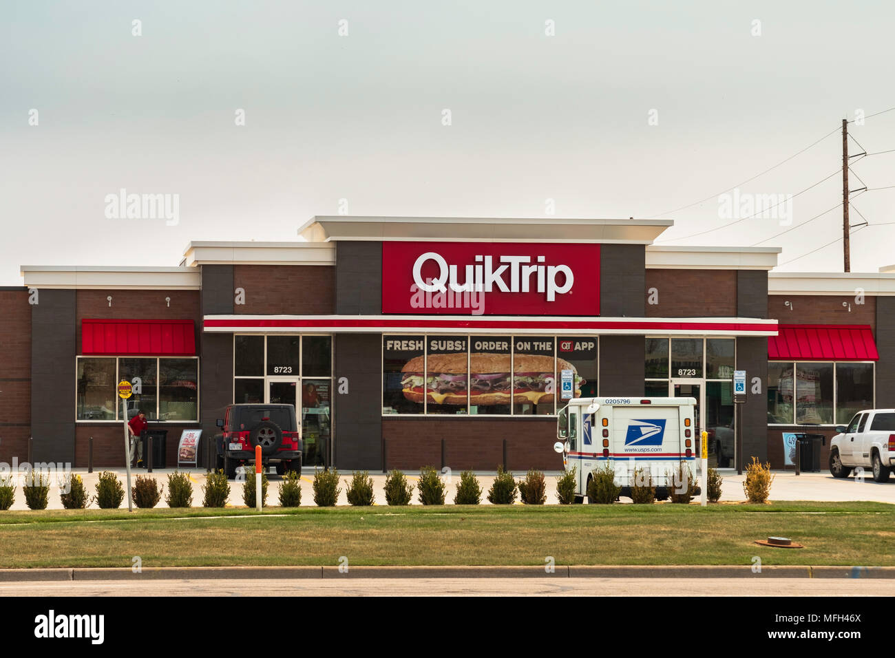 Die Außen- und Eingang eines QuckTrip oder QT Convenience Store in Wichita, Kansas, USA. Stockfoto