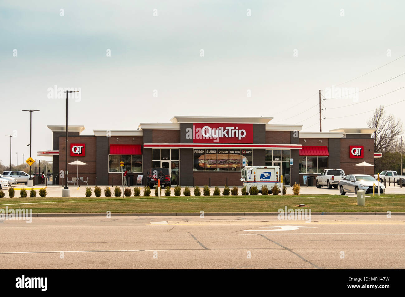 Die Außen- und Eingang eines QuckTrip oder QT Convenience Store in Wichita, Kansas, USA. Stockfoto