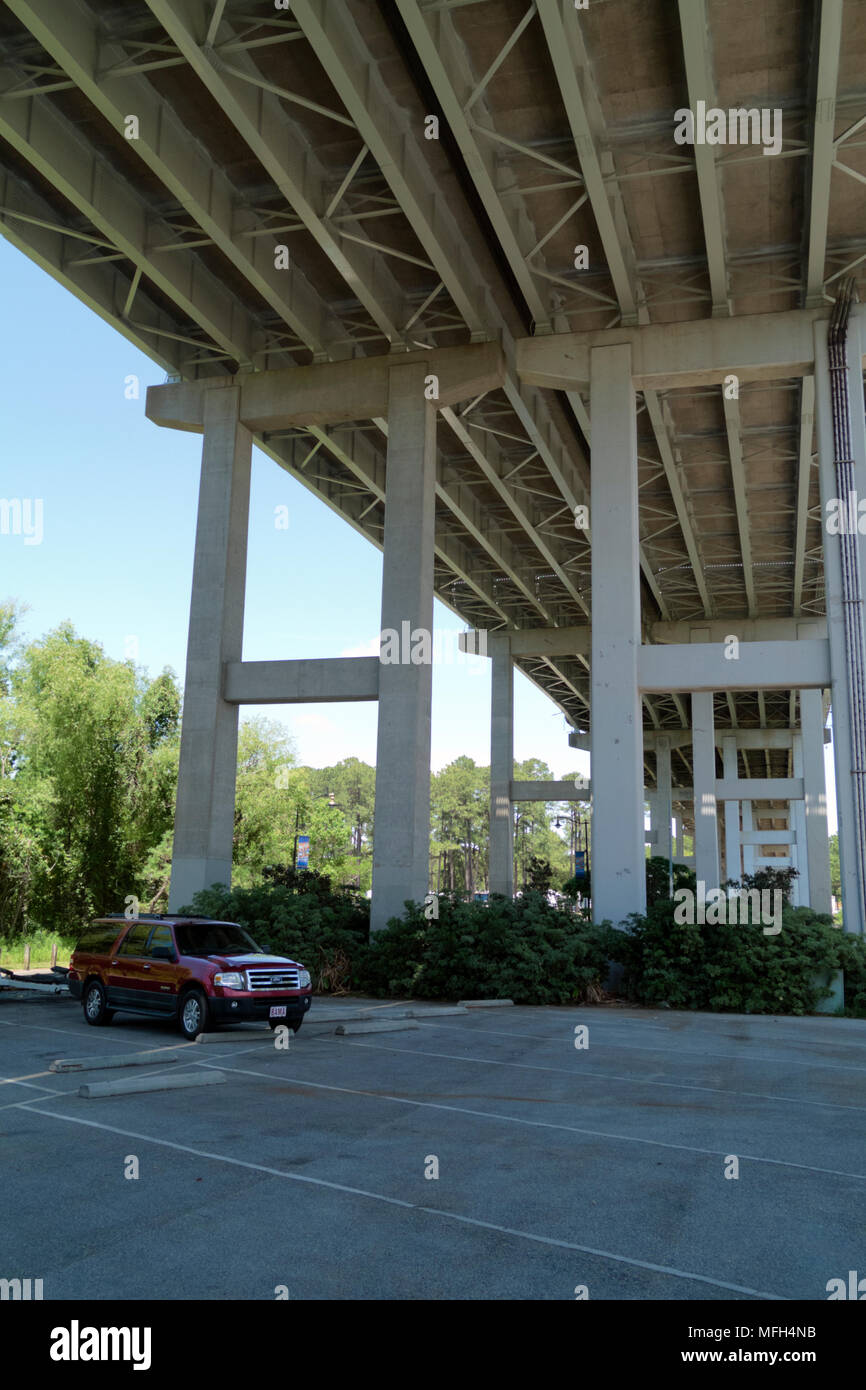 Schifffahrtskanal über einer straße Fotos und Bildmaterial in hoher