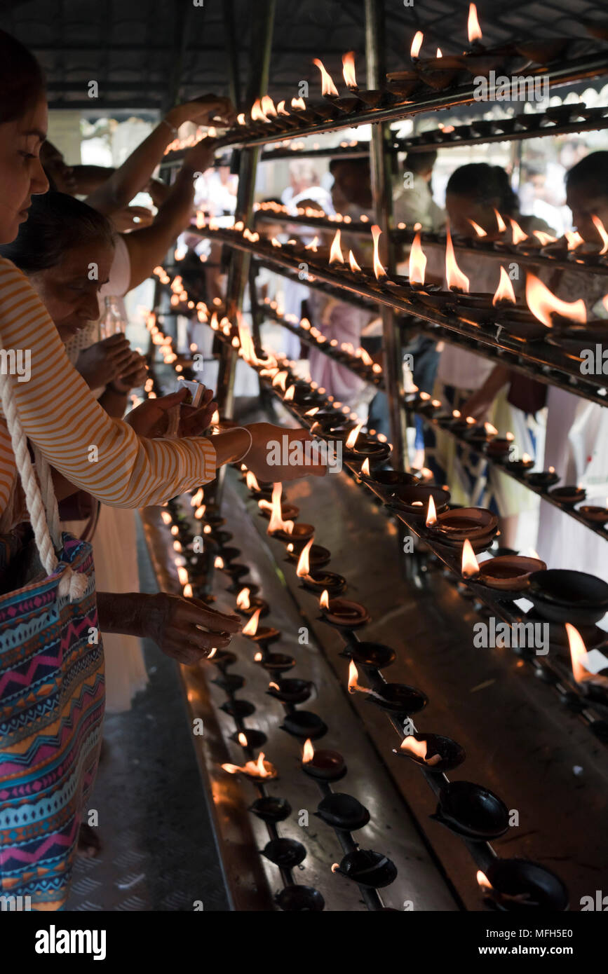 Vertikale Ansicht von traditionellen öllampen Brennen in Kandy, Sri Lanka. Stockfoto