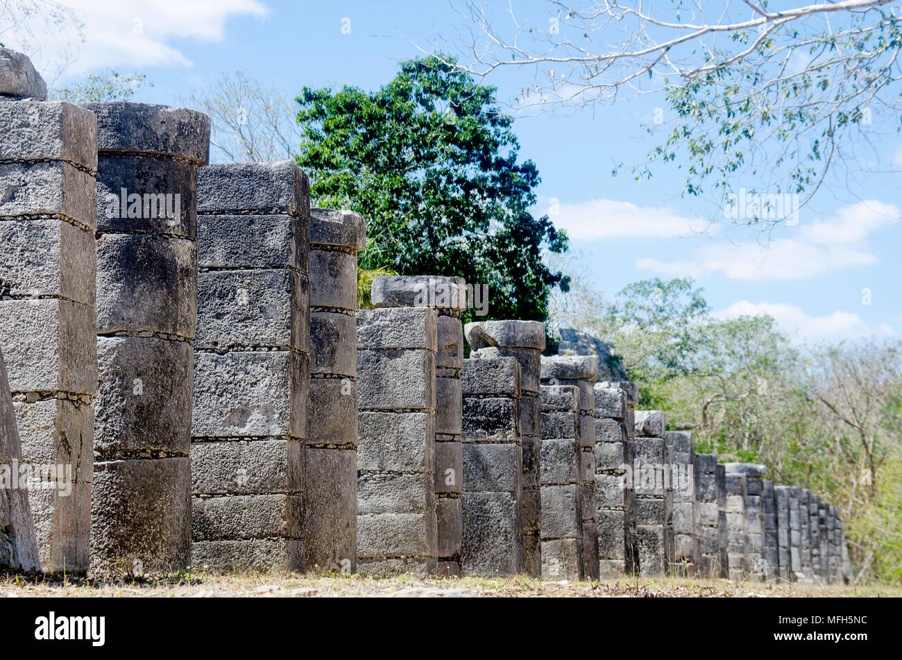 Geheimnisvolle Gegend von Stein Spalten in einer Maya archäologische Standort Stockfoto