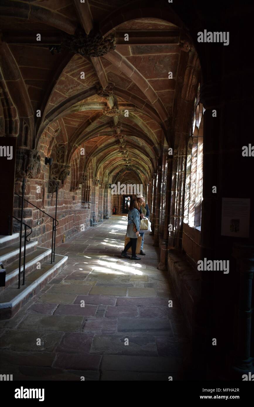 Die Kathedrale von Chester Kreuzgang Einweichen in der nachmittagssonne Stockfoto