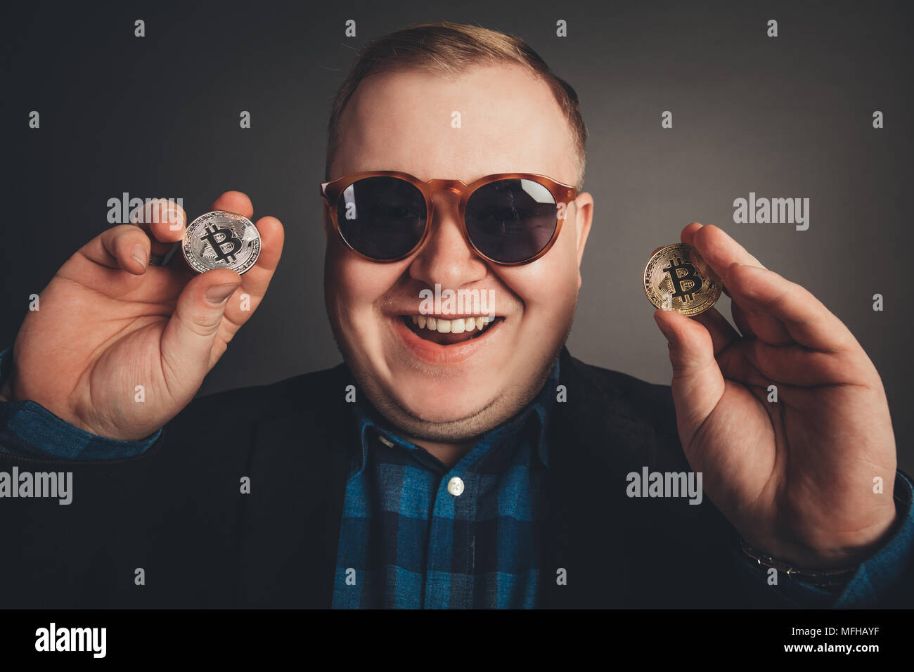 Geschäftsmann bietet bitcoin-bit Münze BTC virtuelles Geld Stockfoto